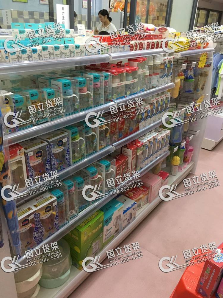 母婴店中岛货架实景图